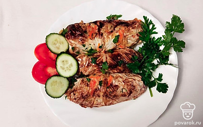 Перед подачей украсьте блюдо свежей, нарезанной зеленью. Нарежьте красиво помидоры, огурцы и сладкий перец. Сделайте к блюду сливочно-чесночный соус.