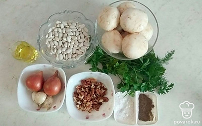 Фасоль заранее замочите в воде на несколько часов. Почистите лук, чеснок, грибы (если необходимо). Помойте хорошо овощи и просушите бумажными полотенцами.
