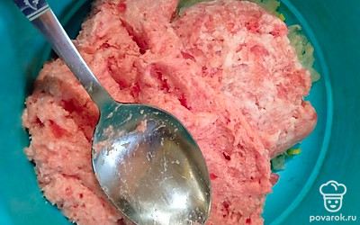 Сделайте фрикадельки. Для этого в миску положите мясной фарш. Фарш возьмите любой, какой любите. Натрите на мелкой терке репчатый лук.