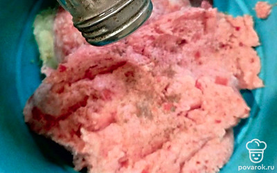 Добавьте черный молотый перец.