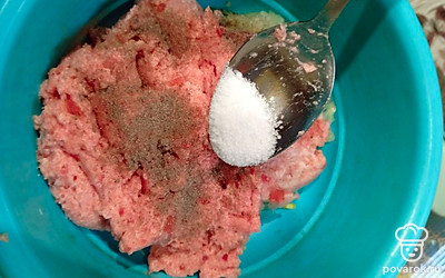 Всыпьте соль. Все хорошо перемешайте.