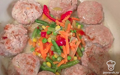 Выложите смесь овощей, я взяла мексиканскую. Обжаривайте несколько минут.