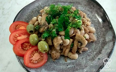 Готовое блюдо украсьте мелконарезанной зеленью, овощами, оливками или маслинами.