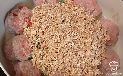 Булгур промойте в воде. Выложите его в середину, на овощи. Немного перемешайте.