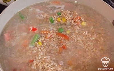 Влейте воду, чтобы булгур был покрыт водой.