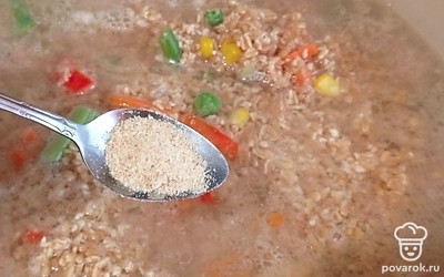 Всыпьте сушеный чеснок.