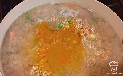 Приправьте куркумой.