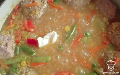 В серединку положите кусочек сливочного масла. Закройте крышкой и варите до готовности сначала на среднем огне, затем на слабом. 