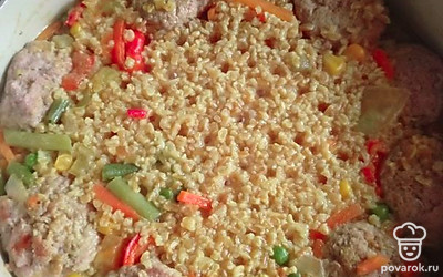 Подавайте булгур с фрикадельками и овощами горячим, посыпав любимой зеленью. Приятного аппетита!