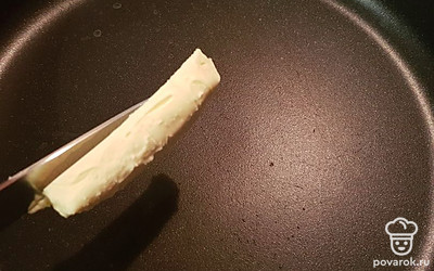 Сковороду разогрейте, добавьте сливочное масло. 