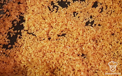 Жарьте 3 минуты, периодически помешивая. 