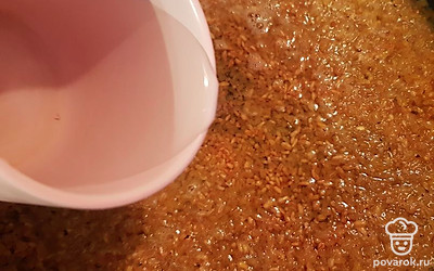 Добавьте 2 стакана воды. 