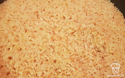 Готовьте на среднем огне под закрытой крышкой до полного испарения воды (примерно 15 минут). 