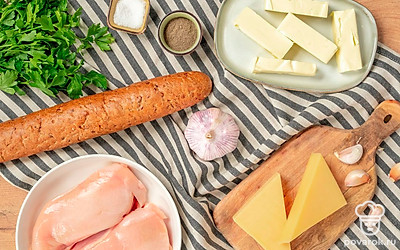 Приготовьте необходимые продукты. Куриное филе и петрушку вымойте, обсушите на бумажных полотенцах. Чеснок очистите от шелухи. Сыр нарежьте широкими тонкими ломтиками. Приготовьте пищевую фольгу, жаропрочный противень. Включите духовку на 180 градусов.