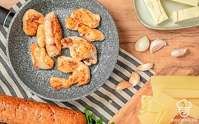 Приготовьте курицу. Нарежьте куриное филе крупными кусками поперек волокон. Приправьте солью и перцем. Обжарьте на горячей сковороде с маслом до карамельного цвета по 3-5 минут с каждой стороны. Оставьте под крышкой.