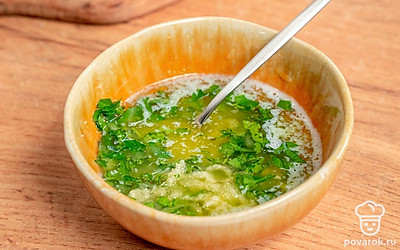 Приготовьте чесночный соус. Сливочное масло растопите в микроволновой печи или на водяной бане. Чеснок и петрушку мелко порубите, выложите в растопленное масло, приправьте солью и перцем, перемешайте.