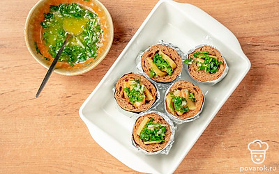 Запеките багеты. Чесночным маслом обильно смажьте багеты. Плотно заверните кусочки в фольгу, края подогните. Выложите на противень, поставьте в духовку на 20 минут.