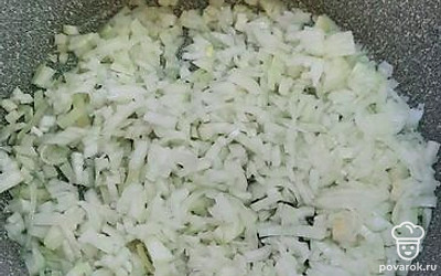 На разогретую сковороду налить растительное масло, выложить нарезанный лук. 