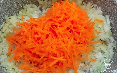 Натереть на терке морковь и добавить к луку.
