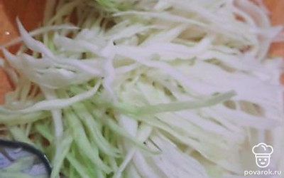 Нашинковать капусту.