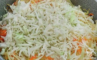 Выложить капусту в сковороду. 
