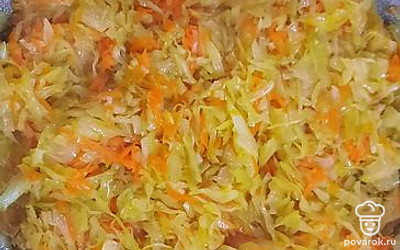 Обжарить овощи.