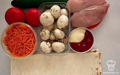 Промойте тщательно грудку и нарежьте ее мелкими кусочками. Добавьте грудку в разогретую сковороду и обжарьте в ее в течение 20 минут. Очистите грибы и нарежьте их небольшими кусочками. Промойте огурцы и помидоры и нарежьте их тонкими ломтиками.