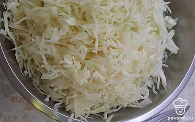 Нашинкуйте капусту. 