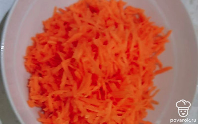 Натрите на терке морковь. 