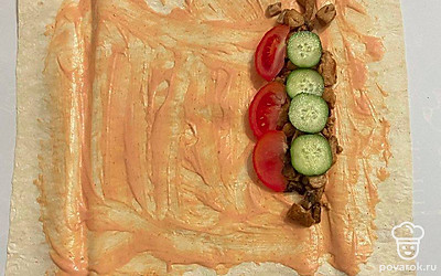 Разложите лаваш, если он большой, разрежьте на две части, и обмажьте его кетчупом и майонезом. С одной стороны разложите мясо с грибами и сверху ломтики огурца и помидор.