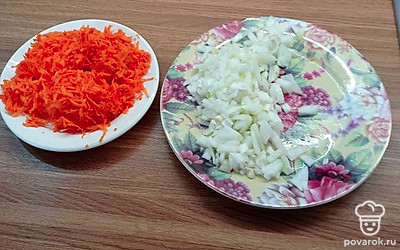 Овощи чистим, лук режем кубиком, морковь трем на крупной терке.