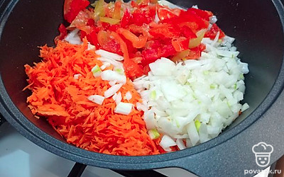 Обжариваем овощи на растительном масле, до готовности.