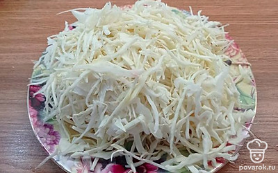 Капусту шинкуем.