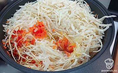 К обжаренным овощам, добавляем капусту, перемешиваем, тушим до готовности.