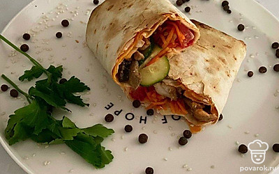 Для более удобного использования разрежьте шаурму на две части под углом, тогда блюдо будет смотреться красивее. Для украшения можно добавить веточки свежей зелени или же ломтики свежих овощей.