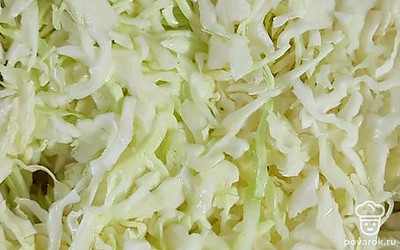 Кочан капусты нашинковать удобным вам способом, отправить в сковороду с маслом.