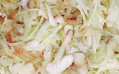 Посолить по вкусу, продолжая жарить, периодически перемешивать.