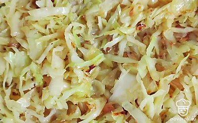 Залить водой, примерно 70 миллилитров. Под закрытой крышкой тушить до готовности на медленном огне.