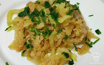 Подавать капусту со свежей зеленью. Можно подать как самостоятельное блюдо в качестве легкого ужина или как гарнир — добавить мясо или рыбу.