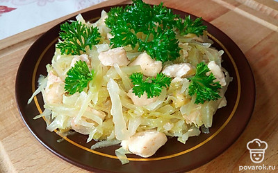 Тушеная капуста с курицей и копченой паприкой — Рецепт с фото