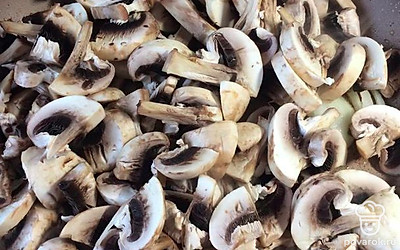 Грибы обжарьте с луком до готовности. 