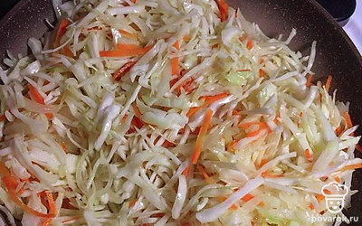 Добавьте нашинкованную капусту и перемешайте. Обжаривайте до мягкости. 