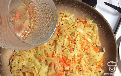 Добавьте воды и тушите под крышкой до готовноости 25 минут.