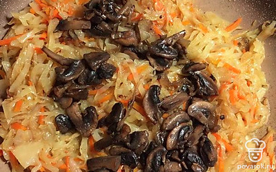 Выложите готовые грибы и перемешайте.