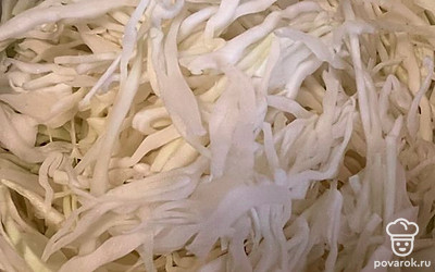 Капусту нашинковать.