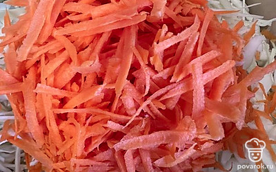 Морковь очистить и натереть на терке.