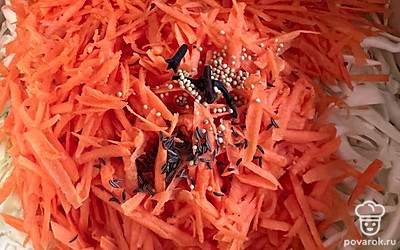 Добавить специи и чеснок, нашинкованный соломкой.