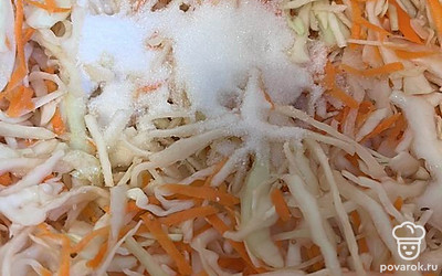 Приправить солью и сахаром, тщательно перемешать. Хорошо размять капусту и залить водой комнатой температуры. Рассол должен слегка покрывать капусту.