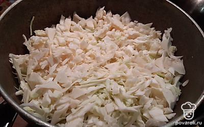 Капусту нашинковать, обжарить на растительном масле в казане 20 минут.