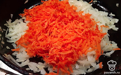 Морковь натереть на терке, лук нарезать, обжарить на сковороде. 